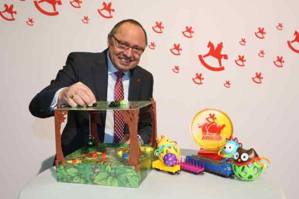 Ernst Kick, prezes Spielwarenmesse eG prezentuje tegorocznych zdobywców Toy Award. Fot. Spielwarenmesse eG