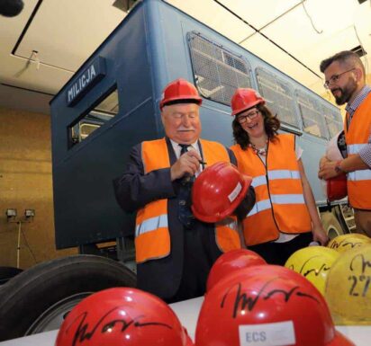 Kask podpisany przez Lecha Wałęsę można wylicytować dziś podczas festynu Zeszyt dla ucznia.