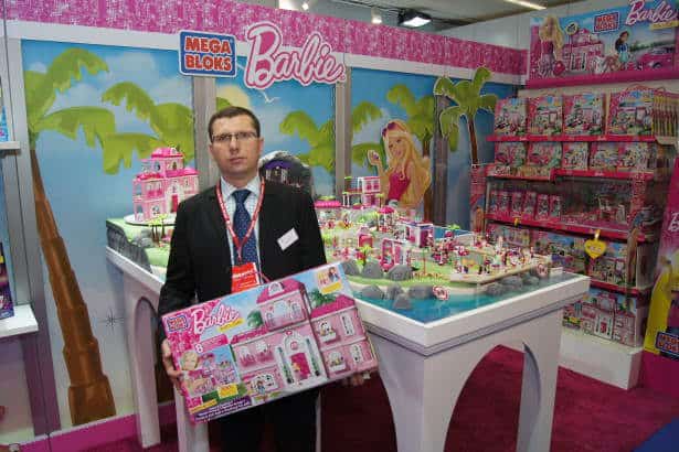 Zanim Mega Brands został przejęty przez Mattela, obie firmy współpracowały ze sobą. W 2013 r. Mega Brands wprowadził na rynek zestawy Mega Bloks na licencji Barbie (na zdj. Paweł Kołtuniak z Mega Brands). Fot. BranzaDziecieca.pl